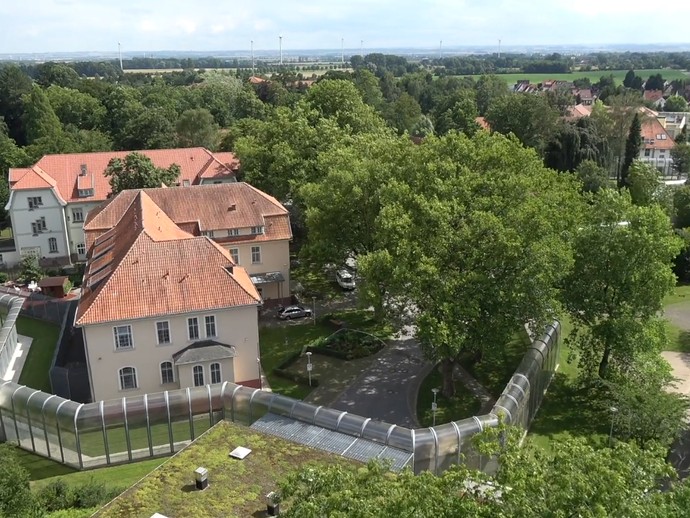 Blick auf das Klinikgelände des LWL-Zentrums für Forensische Psychiatrie Lippstadt (Bild: Screenshot Drohnenflug Matthias Heise) (vergrößerte Bildansicht wird geöffnet)
