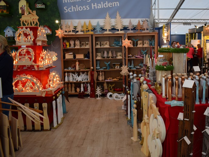 Blick auf den Verkaufsstand mit zahlreichen Holzprodukten (vergrößerte Bildansicht wird geöffnet)