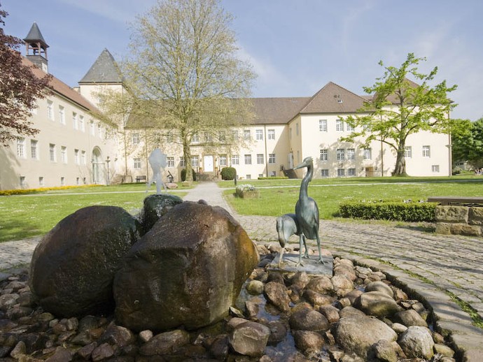 Blick vom Klinikgelände auf das Gebäude Schloss Haldem (Bild: LWL/Ahrendt) (vergrößerte Bildansicht wird geöffnet)