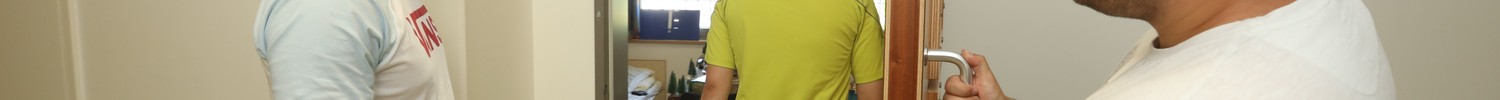 Zwei Männer begleiten einen Mann in ein Patientenzimmer (Bild: LWL)