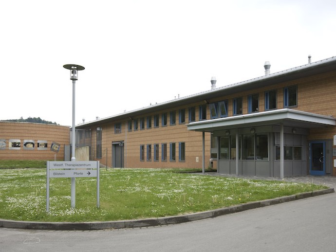 Blick auf die Pforte des LWL-Therapiezentrums Marsberg (Bild: LWL/Ahrendt) (vergrößerte Bildansicht wird geöffnet)