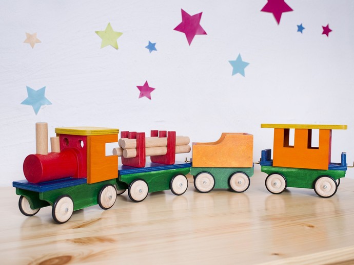 Bild eines bunt bemalten Holz-Zuges mit Lok und mehreren Waggons (LWL/ Carolin Düvel-Oevermann) (vergrößerte Bildansicht wird geöffnet)