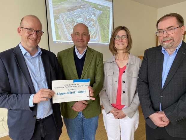 Drei Männer und eine Frau halten ein Schild mit der Aufschrift "Lippe-Klinik Lünen"  (Bild: LWL/Schufi)