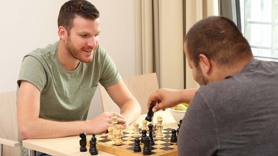 Zwei Männer bei Schachspiel