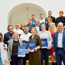 Mehrere Männer und Frauen stehen auf eine Treppe und blicken lächelnd in die Kamera  (Bild: LWL/Hannig)