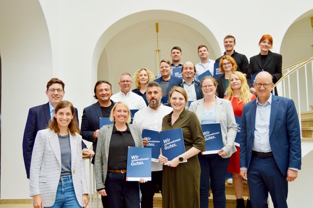 Mehrere Männer und Frauen stehen auf einer Treppe und blicken lächelnd in die Kamera  (Bild: LWL/Hannig)