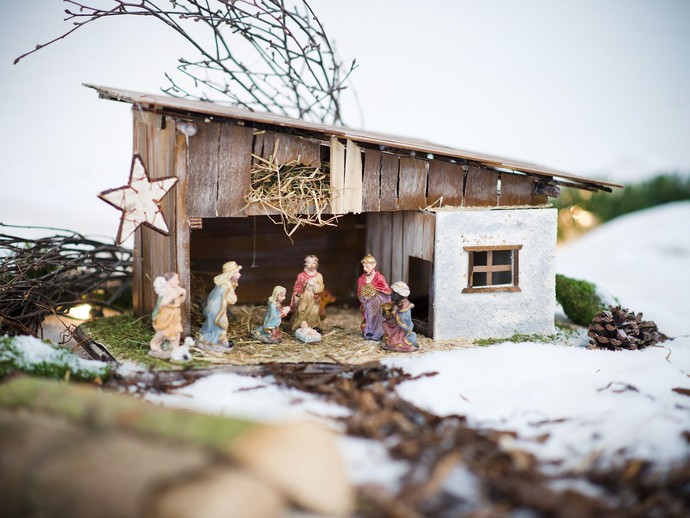 Bild einer Holzkrippe mit Krippenfiguren (LWL/ Carolin Düvel-Oevermann) (vergrößerte Bildansicht wird geöffnet)