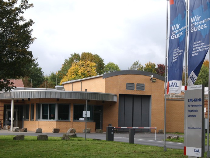 Blick auf die Pforte der Wilfried-Rasch-Klinik (Bild: LWL/SchuFi) (vergrößerte Bildansicht wird geöffnet)