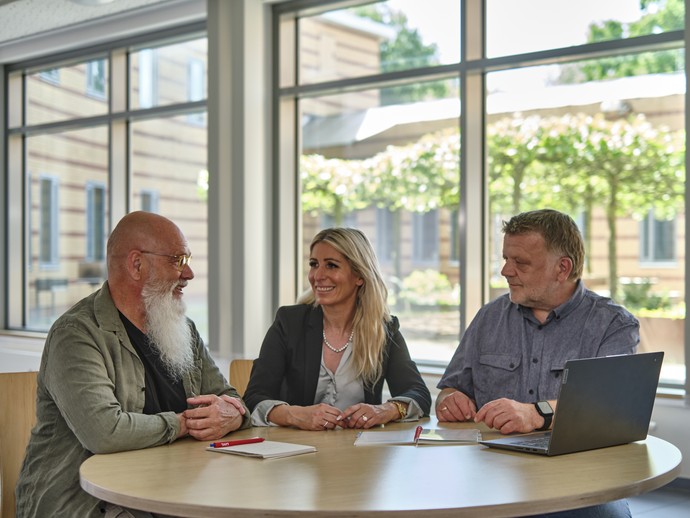 Drei Menschen sitzen in einer Besprechung. (Foto: LWL)