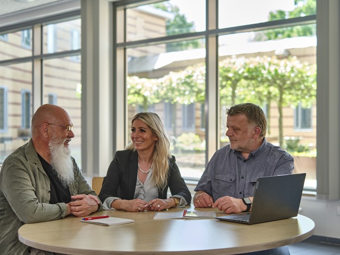 Drei Menschen sitzen in einer Besprechung. (Foto: LWL)